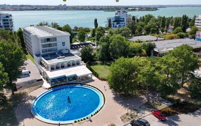 City Break Litoral: Cazare 2 Nopți cu mic dejun, Tur Centrul Vechi și Degustare de Vinuri