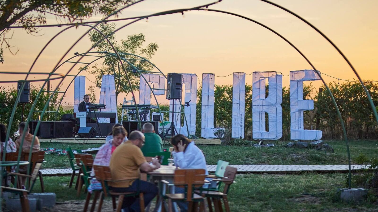 Trubadurii la Colibe – O seară de muzică live sub cerul liber image 4